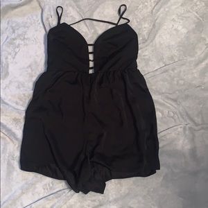 cute black romper! never worn💗😍
